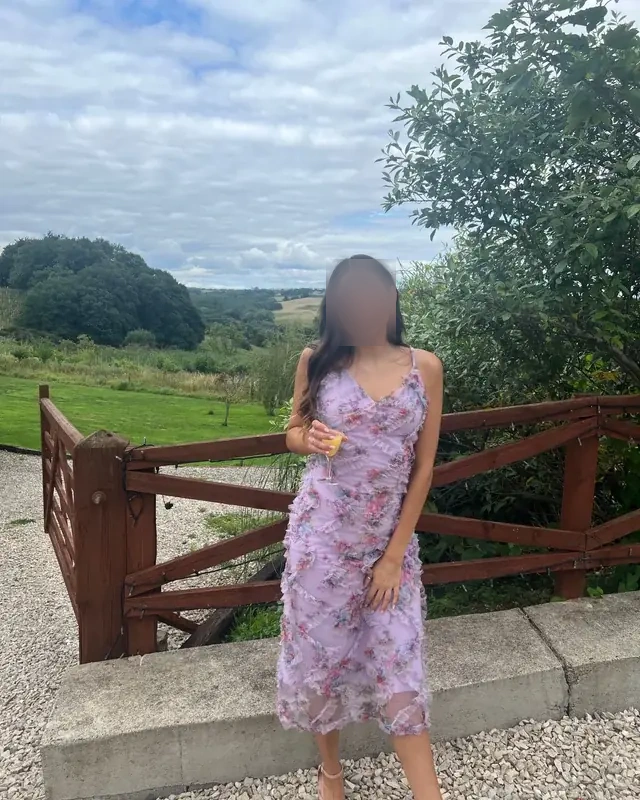 Julie - Image 8